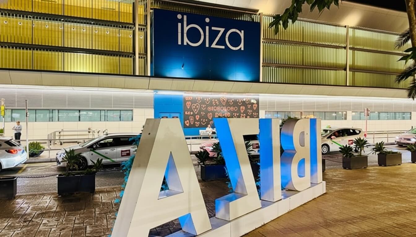 Area shopping interna dell'Aeroporto di Ibiza